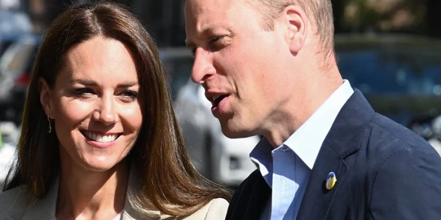 Am Geburtstag der Queen besuchten Kate und William das Disasters Emergency Committee in London.