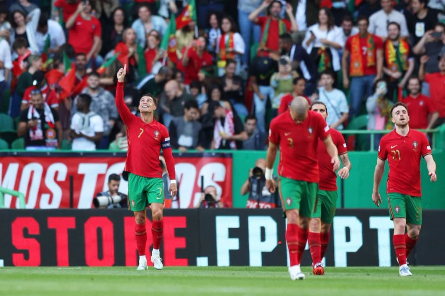 Die Portugiesen feiern den 4:0-Sieg gegen die Schweizer Nati.