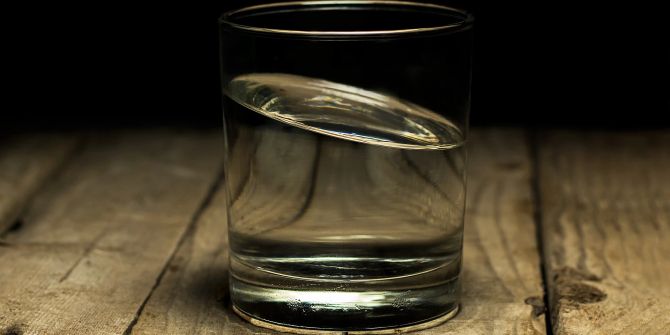 Glas Wasser Holz durchsichtig