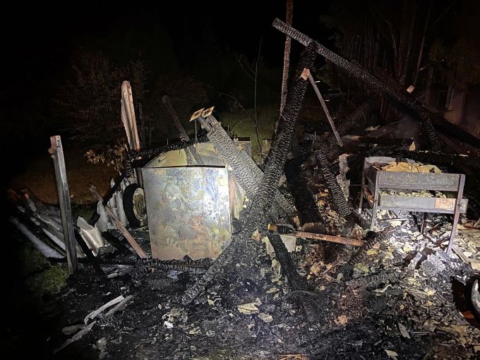 Der Geräteschuppen wurde komplett zerstört Liesberg Dorf BL: Geräteschuppen durch Brand komplett zerstört