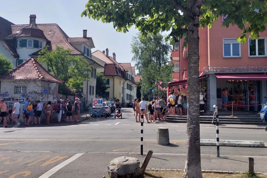 Vor der Gelateria di Berna in Bern bildete sich am Samstag eine Mega-Schlange.