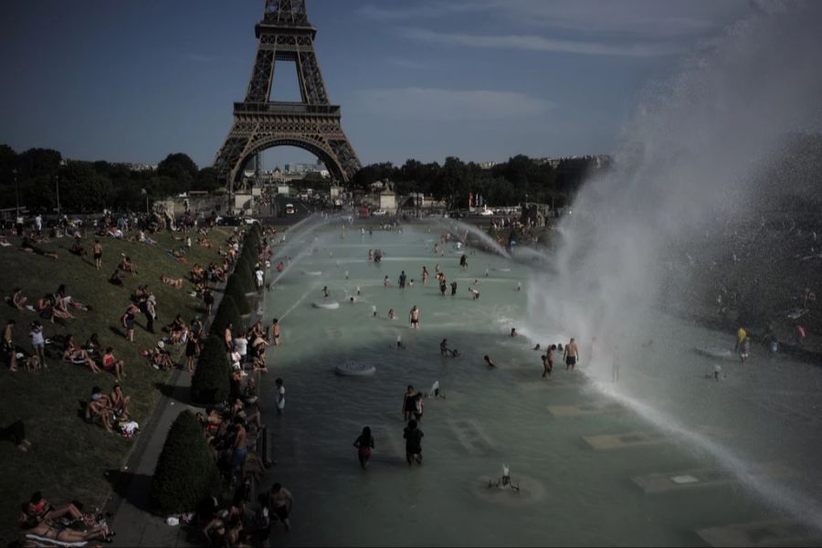 Die Brunnen vor dem Eiffelturm in Paris werden in öffentliche Schwimmbäder umfunktioniert.