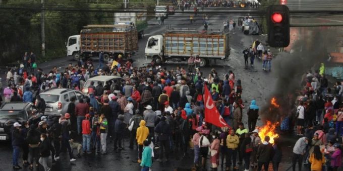 Strassensperre von Demonstranten im ecuadorianischen Quito. proteste ecuador quito