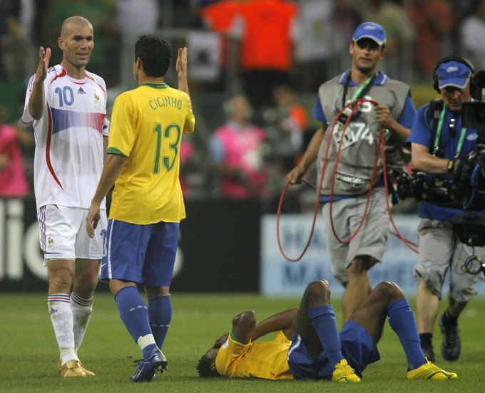 Cicinho ist 17-facher brasilianischer Nationalspieler. Cicinho