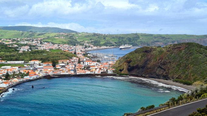 Blick auf Horta. Im Vordergrund ist die Bucht Porto Pim zu sehen. Einst landeten hier die Walfänger. Buch Wasser Hafen Stadt Hügel