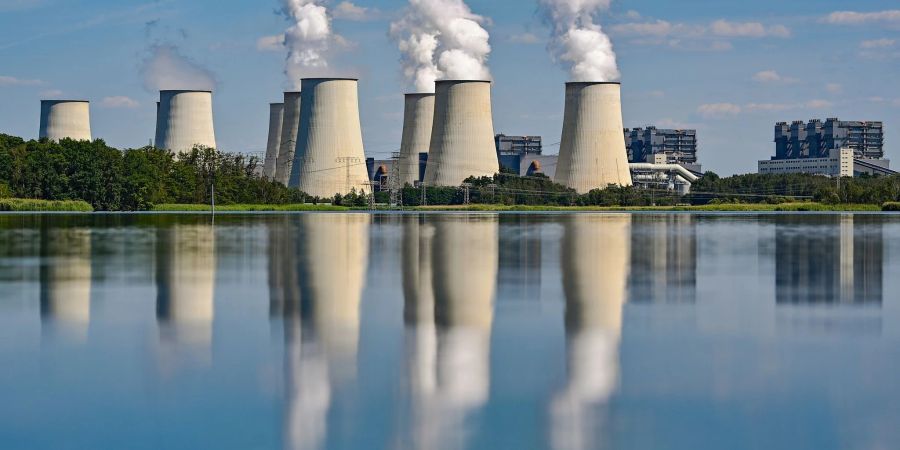 Wasserdampf steigt aus den Kühltürmen des Braunkohlekraftwerks Jänschwalde der Lausitz Energie Bergbau AG (LEAG).