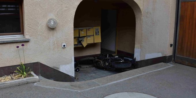 Lernfahrerin mit Motorrad verunfallt.
