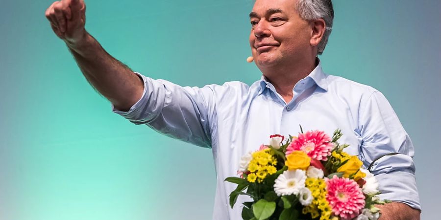 Grünen-Chef und Vizekanzler Werner Kogler freut sich über seine Wiederwahl zum österreichischen Bundessprecher der Grünen. Auf einem Parteitag in Villach erhielt der 60-Jährige am Samstag 96,4 Prozent der Stimmen. Foto: Expa/Johann Groder/APA/dpa