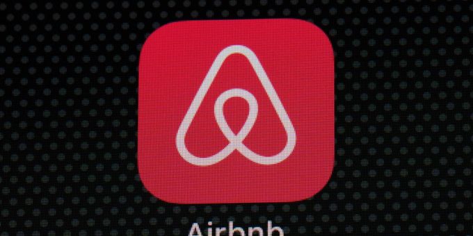 Das Logo der Airbnb-App ist auf einem iPad-Bildschirm zu sehen. Das Logo der Airbnb-App ist auf einem iPad-Bildschirm zu sehen.