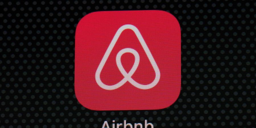 Das Logo der Airbnb-App ist auf einem iPad-Bildschirm zu sehen.