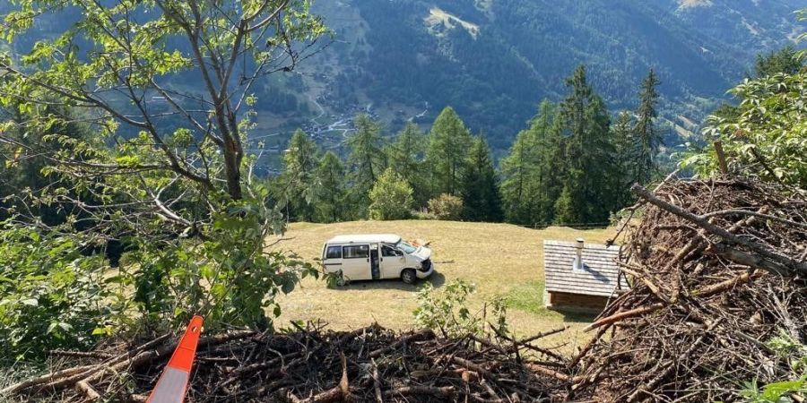 Ein 76-jähriger Belgier ist bei einem Autounfall im Val d'Anniviers VS gestorben.