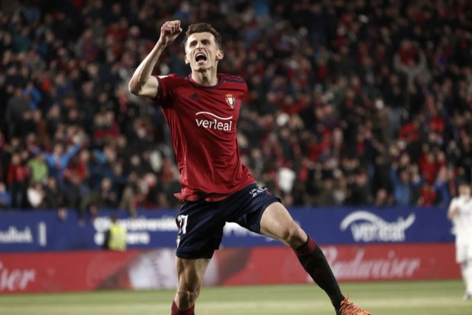 Osasunas Ante Budimir jubelt vor den heimischen Fans. La Liga