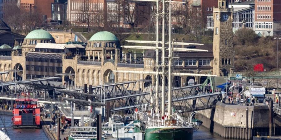 Die Hamburger Landungsbrücken in der Nähe der Reeperbahn