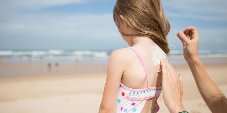 Hier darf guten Gewissens gecremt werden: Die meisten Kinder-Sonnencremes schneiden im Test gut ab. Bedenkliche UV-Filter fand die Zeitschrift «Öko-Test» nur in wenigen Produkten.