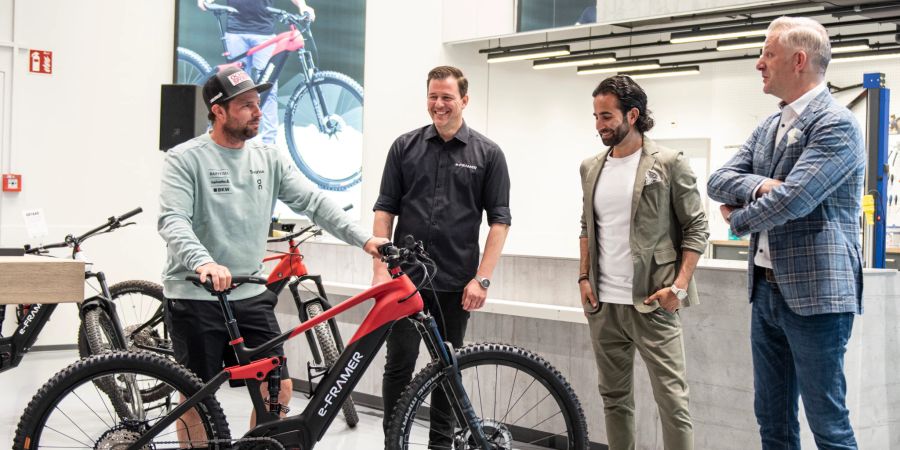 Beat Feuz mit einem E-Bike von e-FRAMER