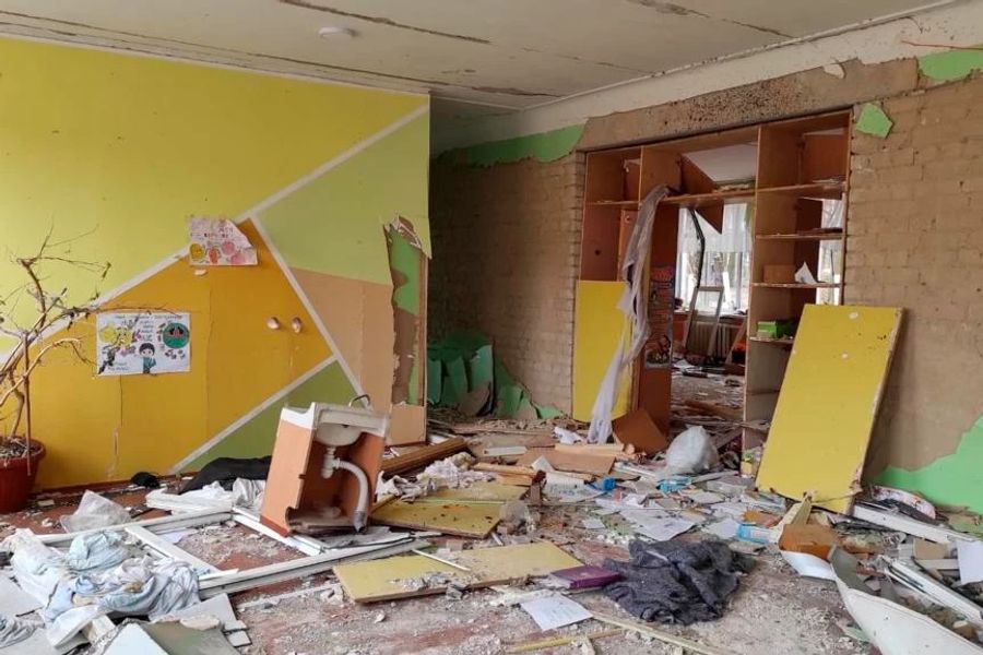 Ein Bild von einer zerbombten Schule in Tschernihiw.