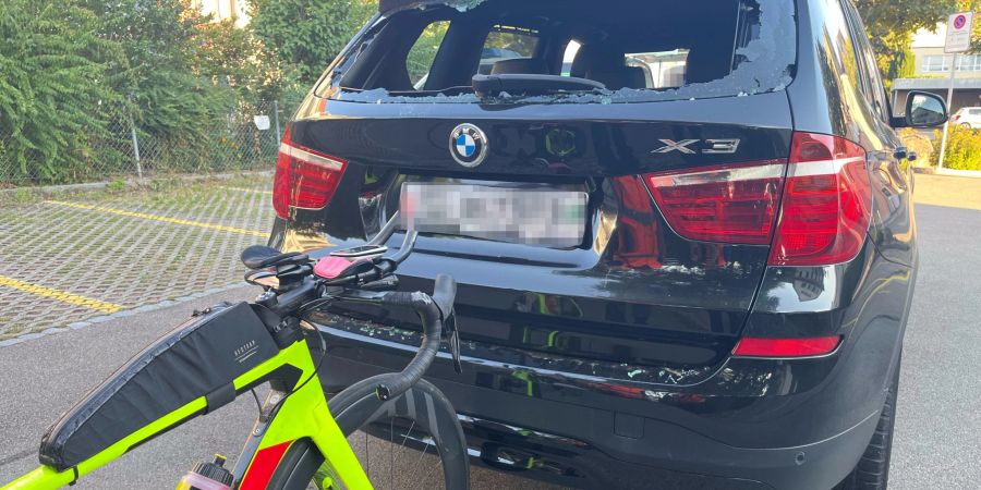 Niederuzwil: Velo prallt in Auto