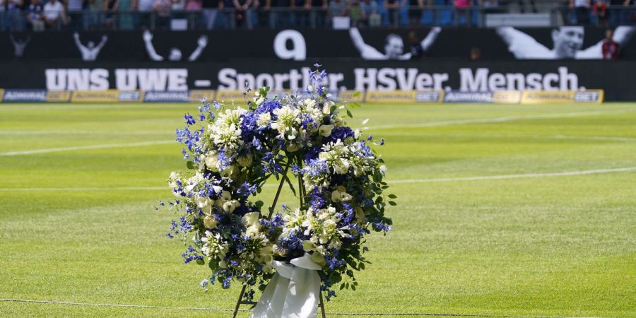 Für ihren kürzlich verstorbenen Ehrenbürger Uwe Seeler veranstaltet die Freie und Hansestadt Hamburg eine Trauerfeier im Volksparkstadion.