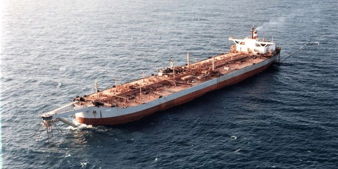 Der verwahrloste Öltanker «Safer» liegt seit Jahren vor der Küste des Jemen. Im Inneren des Tankers befinden sich 1,1 Millionen Barrel Rohöl und damit eine Menge, die das Rote Meer und seine Küsten bei einem Leck oder Unfall über Hunderte Kilometer mit schwarzem Schlick überziehen könnte. Der verwahrloste Öltanker «Safer» liegt seit Jahren vor der Küste des Jemen. Im Inneren des Tankers befinden sich 1,1 Millionen Barrel Rohöl und damit eine Menge, die das Rote Meer und seine Küsten bei einem Leck oder Unfall über Hunderte Kilometer mit schwarzem Schlick überziehen könnte.