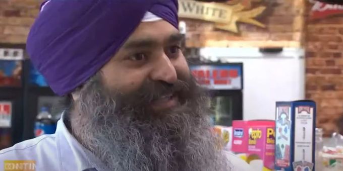 Jaswiendre Singh will seinen Mitmenschen etwas gutes tun. Benzin Ukraine Krieg