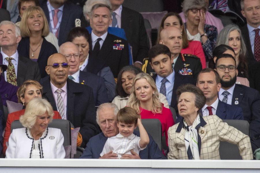 Prinz Louis will bei Grosspapi Charles auf dem Schoss sitzen. Jööö!