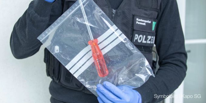 Aktenschränke in Firma aufgebrochen.