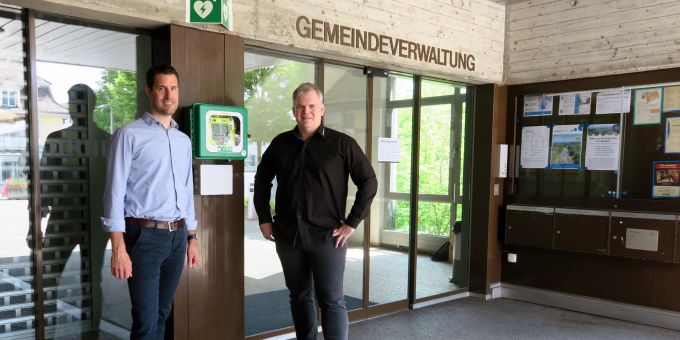 Gerlafingens Gemeindepräsident Philipp Heri (l.) und Tinovamed-Geschäftsleiter Matthias Frey freuen sich über die drei neuen, öffentlich zugänglichen Defibrillatoren im Dorf. Gerlafingen Defibrillatoren öffentlich zugänglich