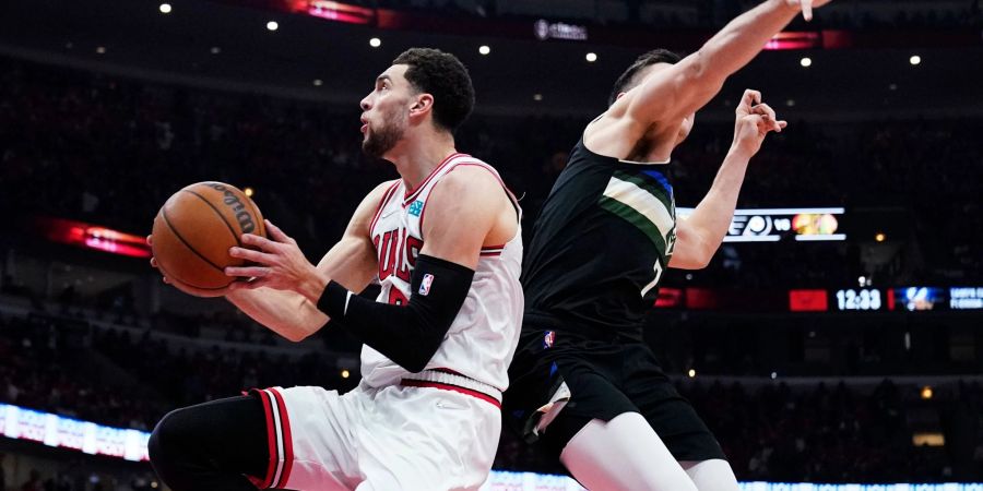 Zach LaVine (l), Guard der Chicago Bulls im Zweikampf mit Grayson Allen, Guard der Milwaukee Bucks.