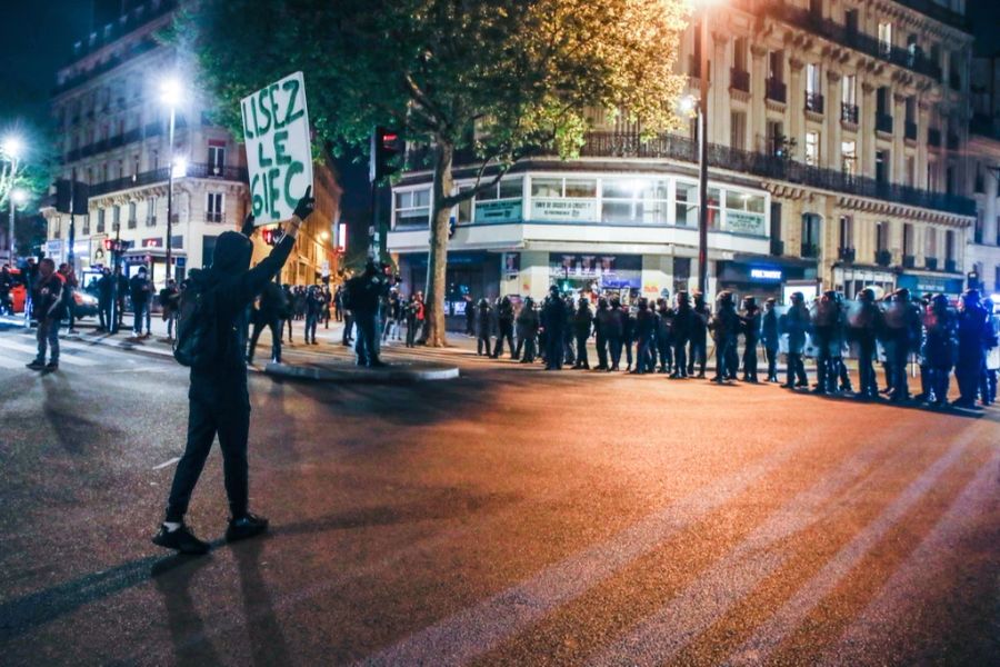 Das Polizeiaufgebot auf den Strassen war gross – vor allem in Paris.