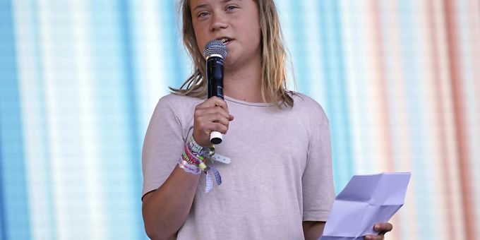 dpatopbilder - Die schwedische Klimaaktivistin Greta Thunberg steht während des Glastonbury Festivals in Worthy Farm in Somerset auf der Bühne und spricht zum Publikum. Foto: Yui Mok/Press Association/dpa dpatopbilder - Die schwedische Klimaaktivistin Greta Thunberg steht während des Glastonbury Festivals in Worthy Farm in Somerset auf der Bühne und spricht zum Publikum. Foto: Yui Mok/Press Association/dpa