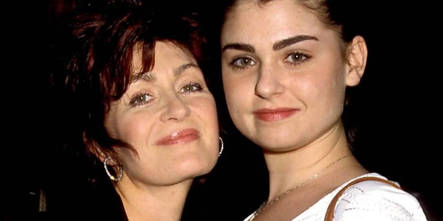 Sharon Osbourne mit ihrer Tochter Aimee (r.), die als ARO Musik macht.