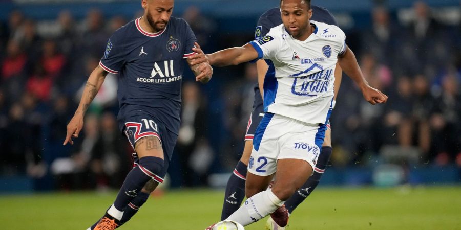 Neymar (l) von Paris Saint-Germain gegen Erik Ross Palmer-Brown von ES Troyes AC.