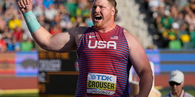 Ryan Crouser aus den Vereinigten Staaten reagiert während des Finales im Kugelstossen der Männer. Ryan Crouser aus den Vereinigten Staaten reagiert während des Finales im Kugelstossen der Männer.