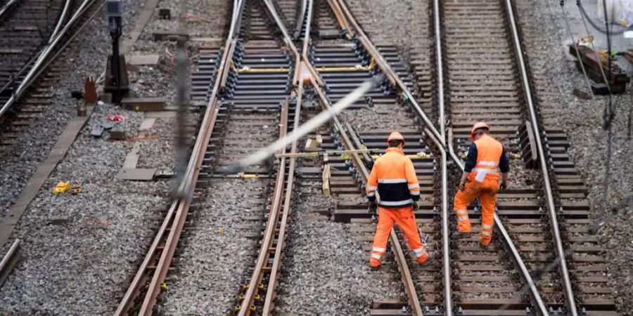 Mit gefälschten Rechnungen betrogen vier Männer die SBB um 3,2 Millionen Franken.