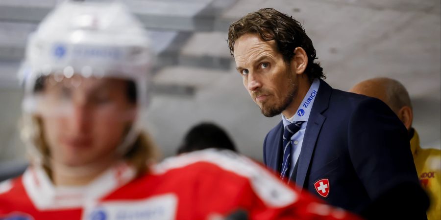 Patrick Fischer feiert mit der Schweiz zum Auftakt der Eishockey WM einen souveränen Sieg.