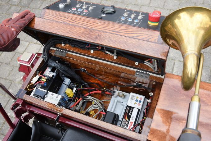 Blick ins Innere: Der batteriebetriebene Antrieb beschleunigt die Kutsche auf bis zu 25 Stundenkilometer. Motor Kabel elektrisch E-Kutsche
