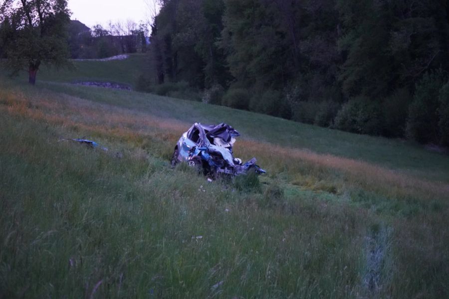 Das Wrack eines im Unfall involvierten Autos.