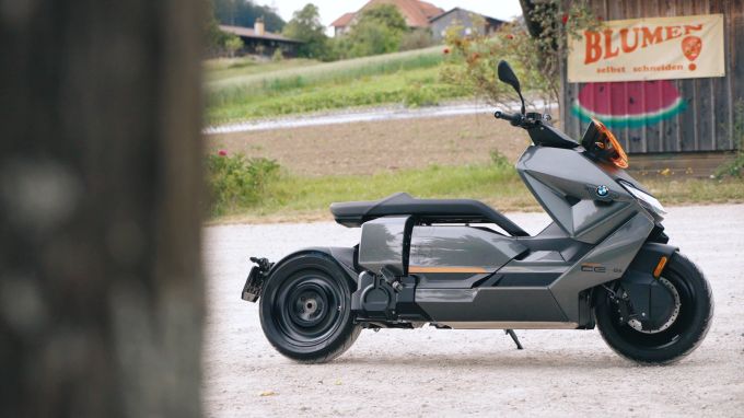 Die Batterie kann nicht herausgenommen werden. Fürs Laden braucht es darum fast einen eigenen Parkplatz mit Stromanschluss. BMW CE04