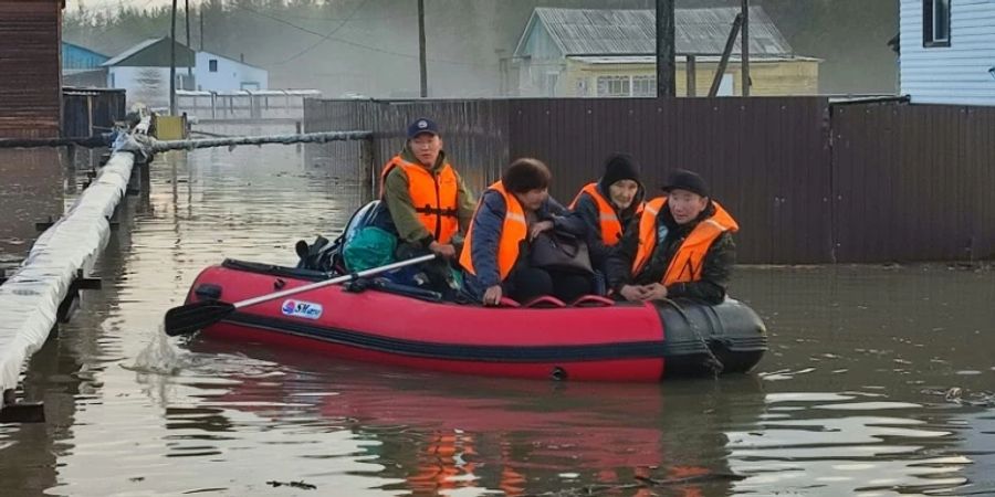 Rettungskräfte in Schlauchbooten in überflutetem Dorf in Jakutien