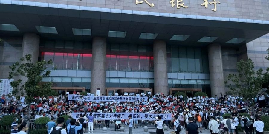 Demonstranten vor einer Filiale der Volksbank Chinas in Zhengzhou