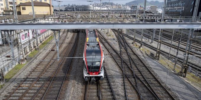 Da die Kapazitäten des aktuellen Luzerner Bahnhofs vollständig ausgelastet sind, ist die Umsetzung eines unterirdischen Durchgangsbahnhofs geplant. Bahnhof