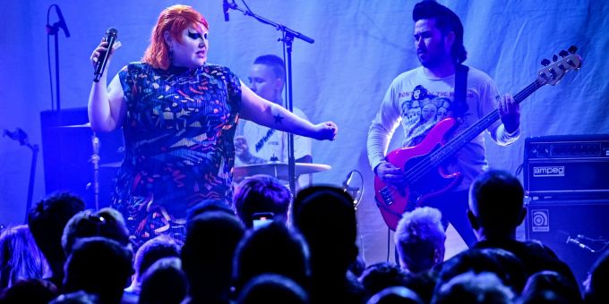 Gossip sind zurück - US-Sängerin Beth Ditto und der Bassist Ted Kwo stehen im Lido in Berlin auf der Bühne. Gossip