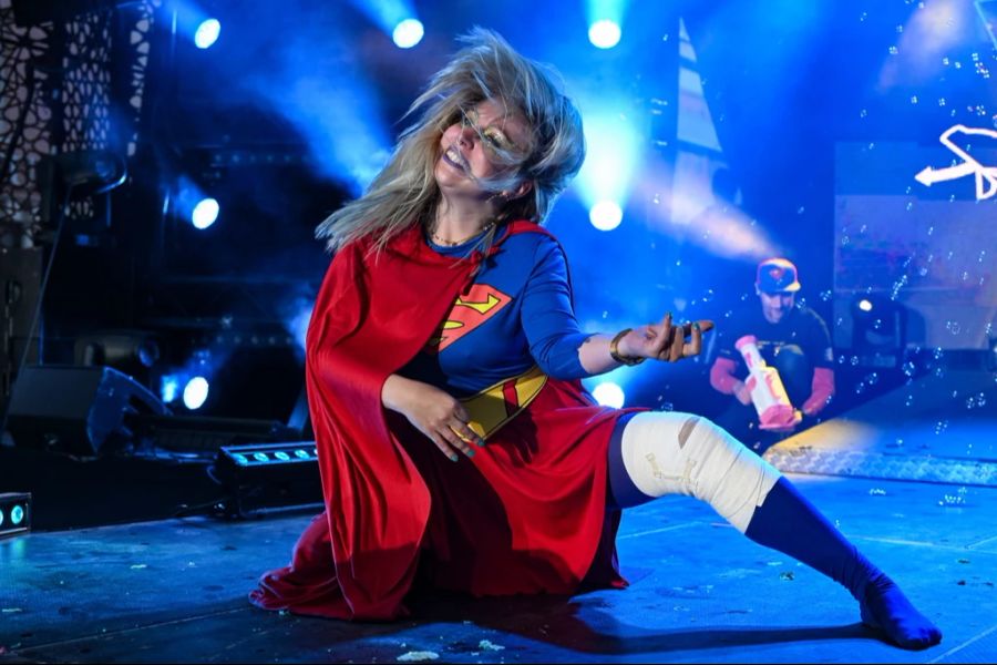 Linnea 'Mistrex Linn' Minin aus Schweden während eines Auftritts an den Luftgitarren-Weltmeisterschaften 2023 in Oulu, Finnland. (Archivbild)
