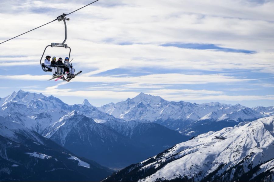 Skifahren ist in der Schweiz beliebt. (Symbolbild)