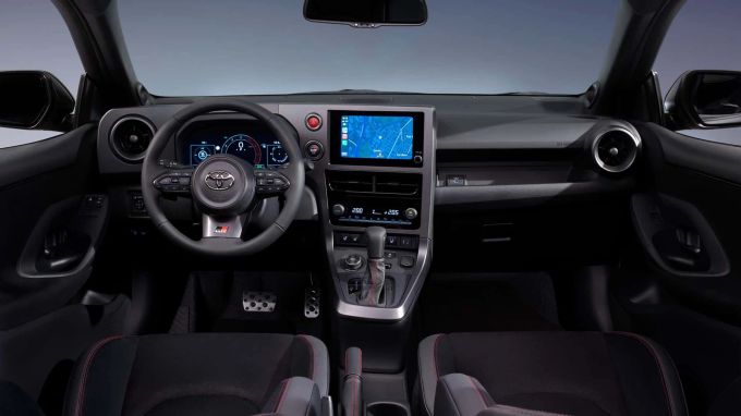 Pragmatisch wie in einem Nutzfahrzeug: Das neue Cockpit des Toyota GR Yaris überzeugt durch seine verbesserte Funktion, nicht durch Schönheit Toyota GR Yaris Facelift
