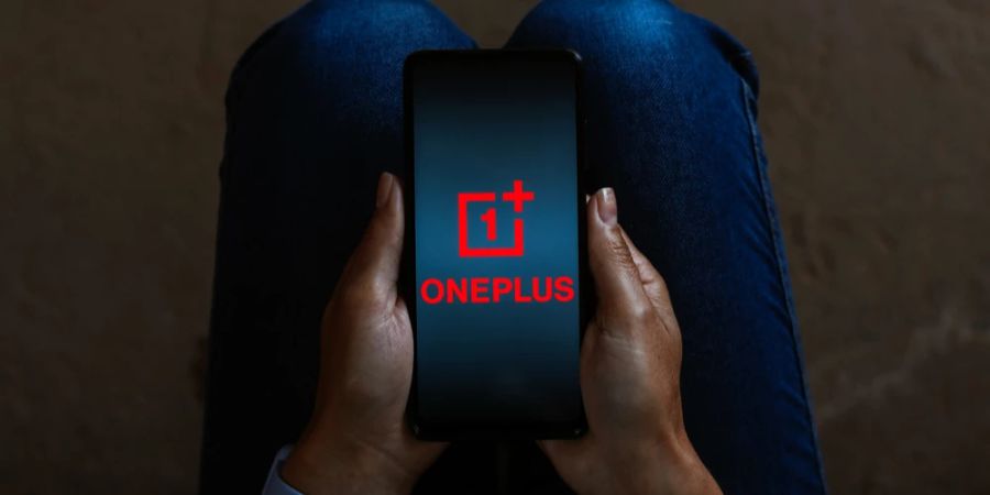 Schoss Hände Smartphone Logo OnePlus