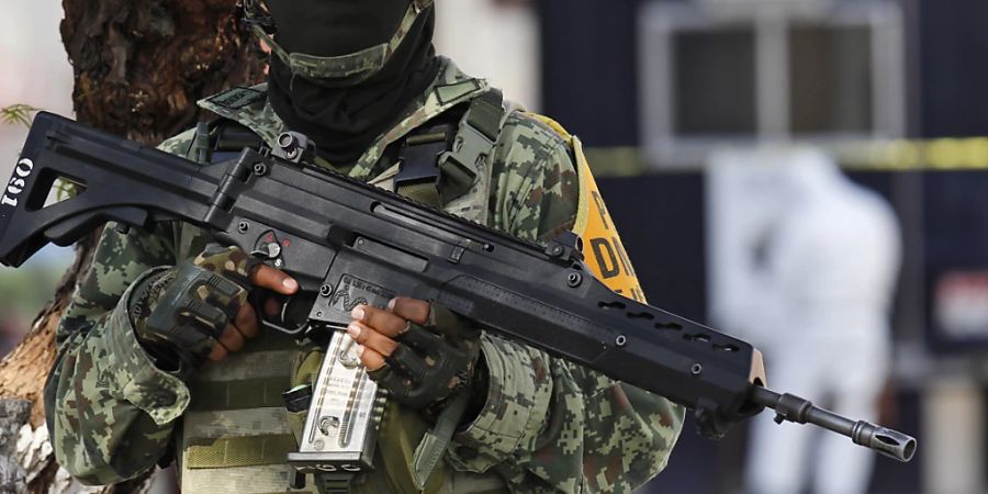 ARCHIV - Ein mexikanischer Soldat steht in der Nähe einer angegriffenen Polizeistation Wache. Im sogenannten Drogenkrieg leidet Mexiko seit Jahren unter hoher Kriminalität. Foto: Mario Armas/AP/dpa