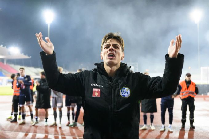 Ardon Jashari lässt sich nach dem 3:0-Sieg mit dem FC Luzern von den Fans feiern. FC Luzern