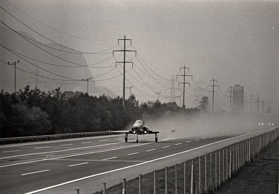 Eine Tiger F-5E auf der Autobahn A3 bei Flumd, am 24. März 1982.