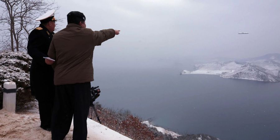 Kim Jong Un (r) und Kim Myeong-Uk, Kommandeur der Seestreitkräfte, beobachten den Test eines strategischen Marschflugkörpers. Das Bild wurde von der nordkoreanischen Regierung zur Verfügung gestellt.